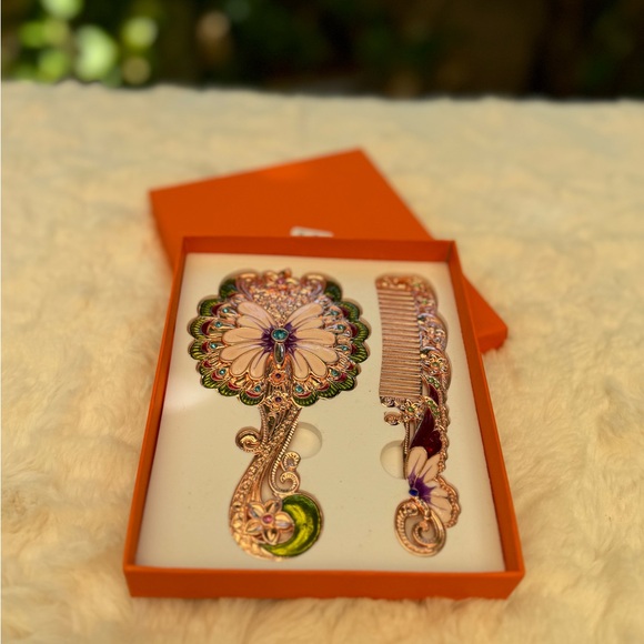 Peacock mirror and comb set. - Picture 5 of 5